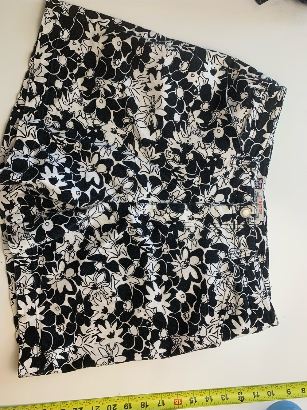 Faded Glory Black & White Floral High Rise Shorts,Stretch,Pockets, Soft Fabric
